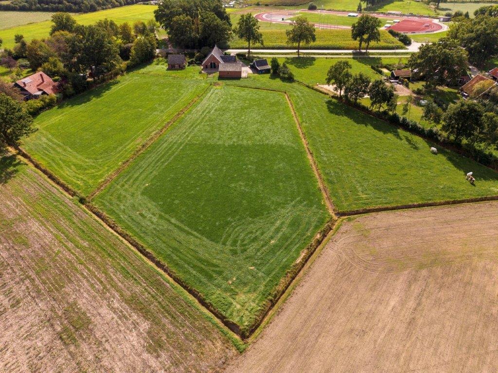 Hoog bovenaanzicht vanaf de achterzijde