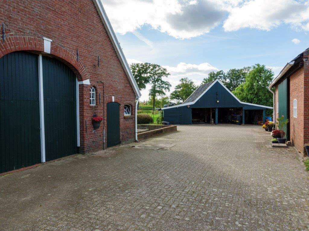 Achter het huis met de schuren