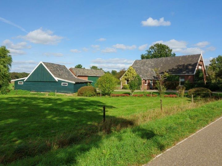 Zijkant van de woonboerderij vanaf de dorpszijde