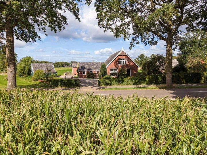 Woonboerderij van voren, gezien vanuit het omliggende land