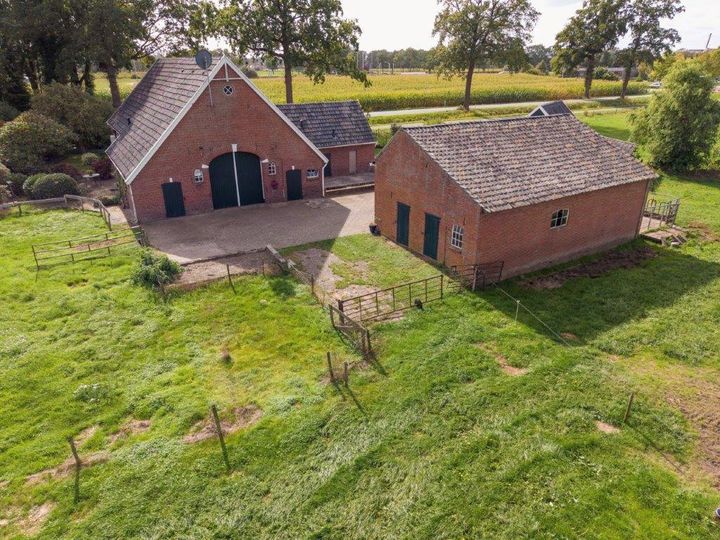 Bovenaanzicht dichter bij het erf