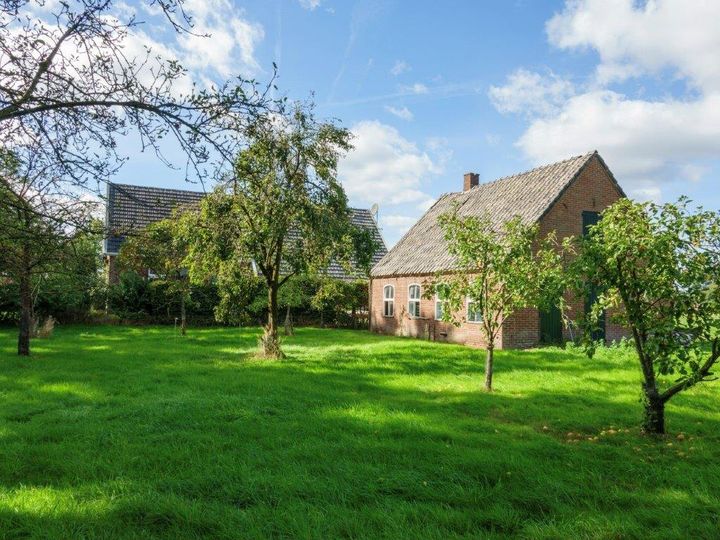 Fruitbomen met de zijkant van de woonboerderij