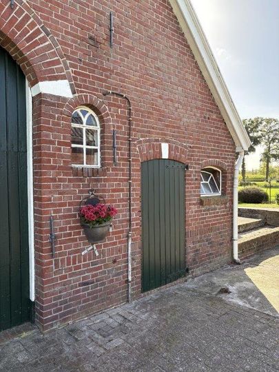 Achterzijde van de woonboerderij