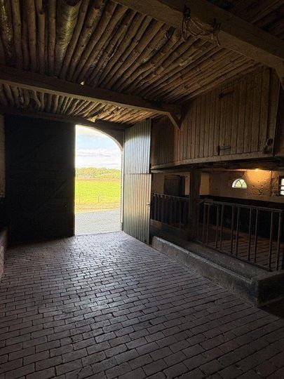 De deel met half geopende deuren