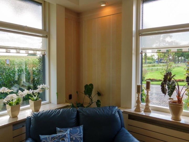 Woonkamer met zicht naar buiten